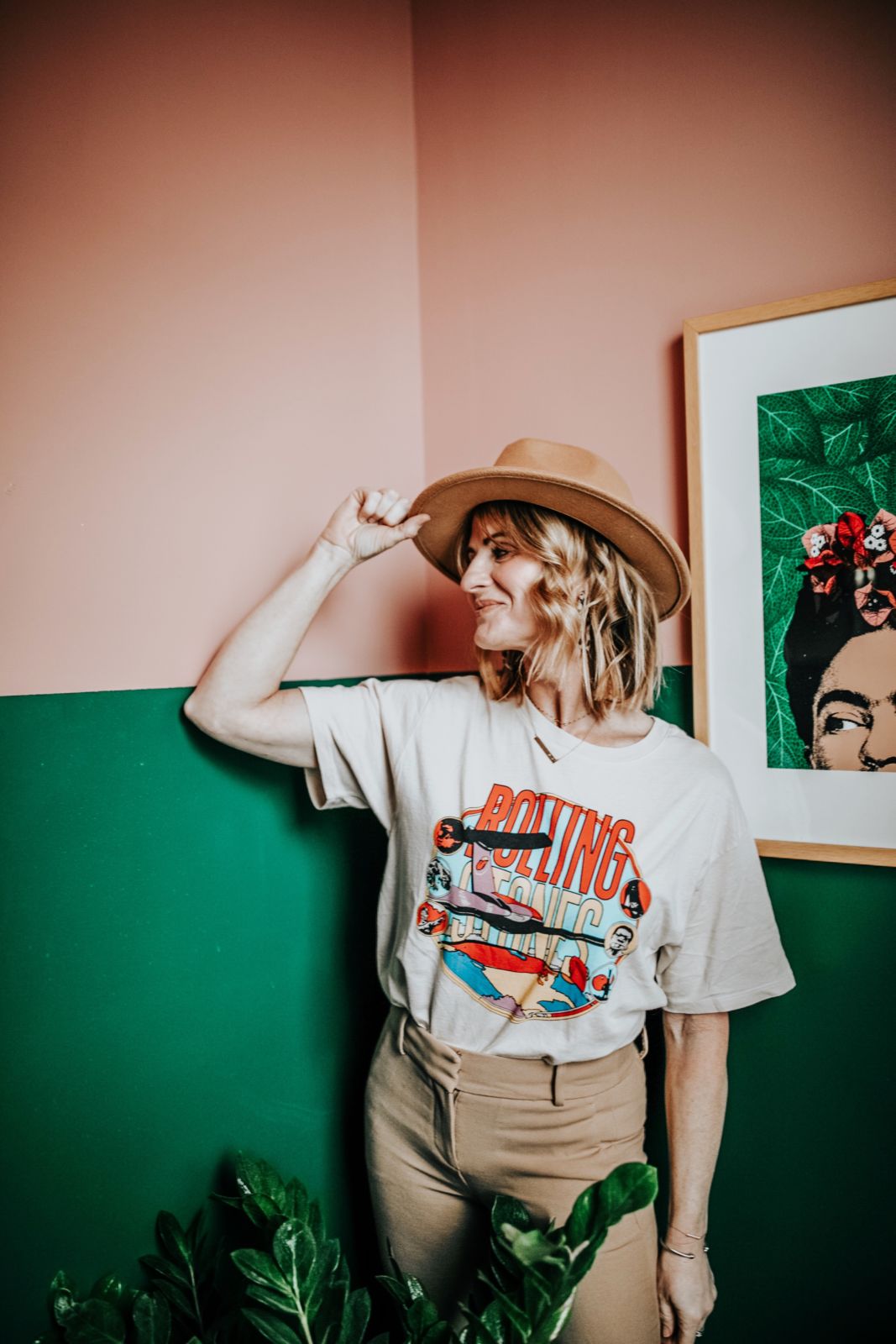  What to wear with tan pants｜daydreamer tee｜ring stones graphic tee｜caraki pants｜oh darling blog