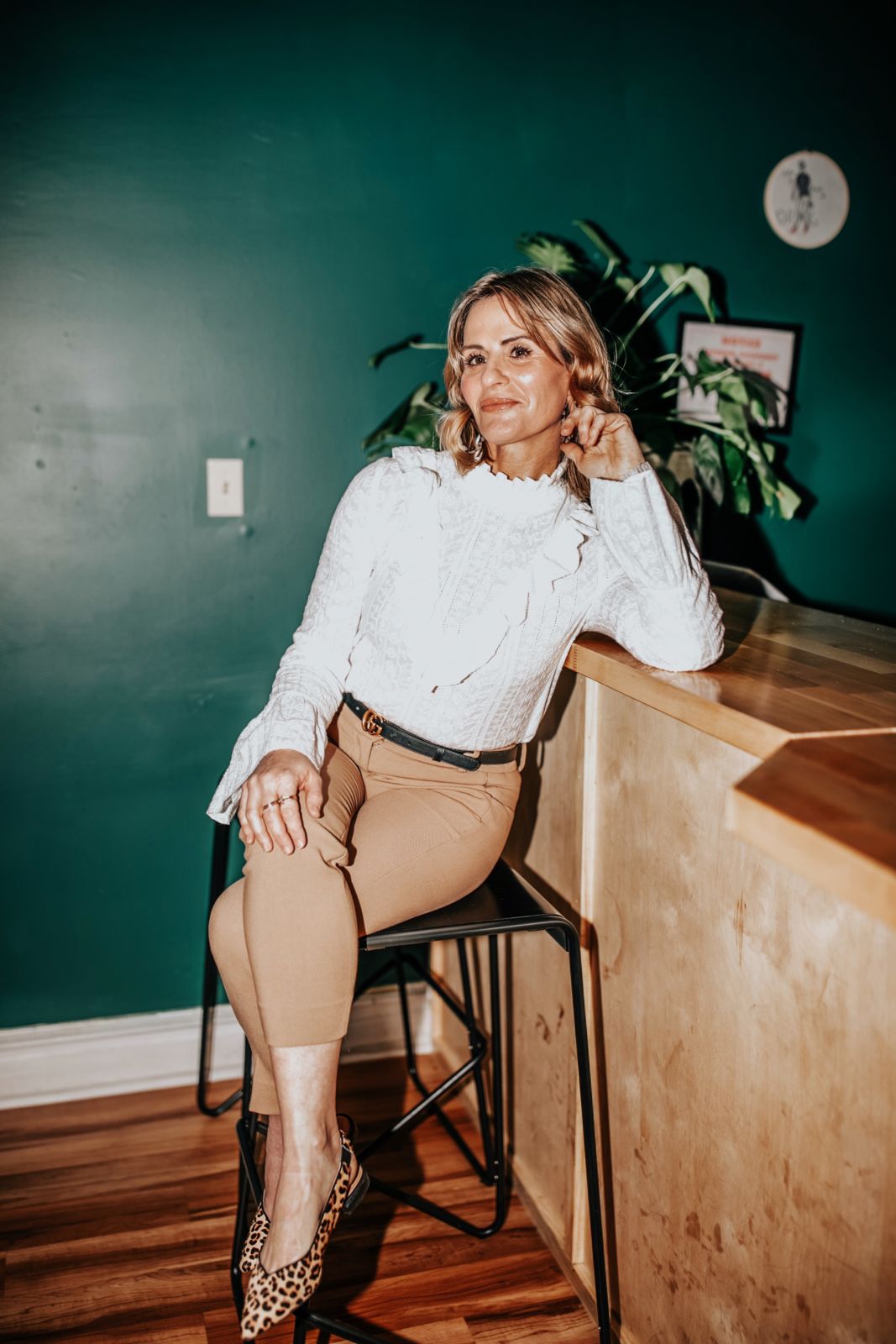 wat te dragen bij een bruine broek | kaki broek | hoge hals blouse | witte blouse | luipaard schoenen | gucci riem | oh darling blog