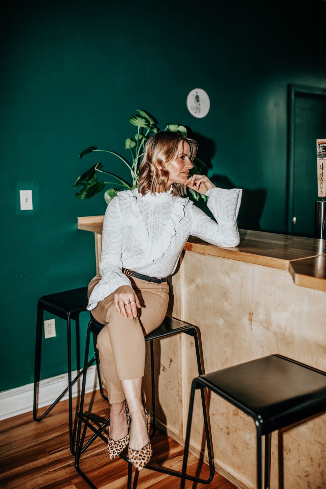 what to wear with tan pants | kaki pants | high witte blouse met hoge hals | luipaard schoenen | gucci riem | neutrale outfit | oh darling blog